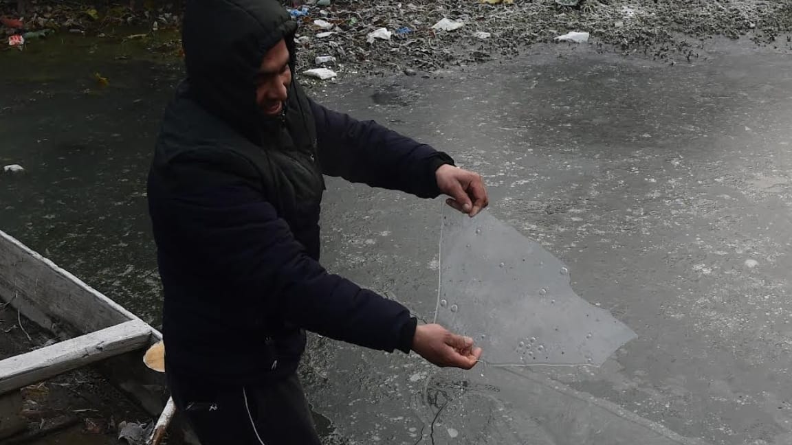 srinagar Dal lake started freezing coldest night recored in Pahalgam kashmir weather photos