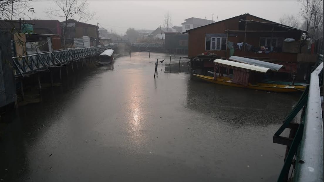 srinagar Dal lake started freezing coldest night recored in Pahalgam kashmir weather photos