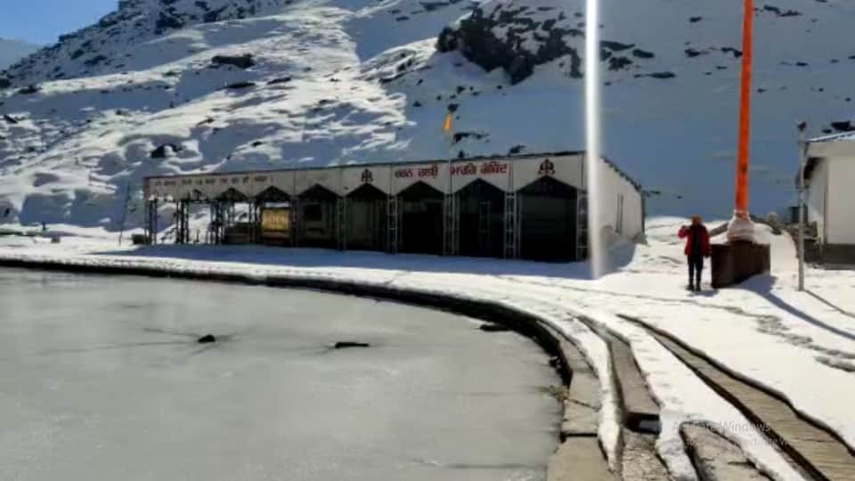 Uttarakhand Winter 2022 News: Hemkund sahib Sarovar Freeze after Bitter Cold Weather See Beautiful Photos