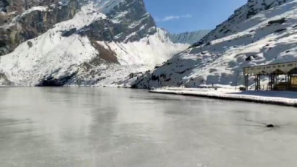 Uttarakhand Winter 2022 News: Hemkund sahib Sarovar Freeze after Bitter Cold Weather See Beautiful Photos