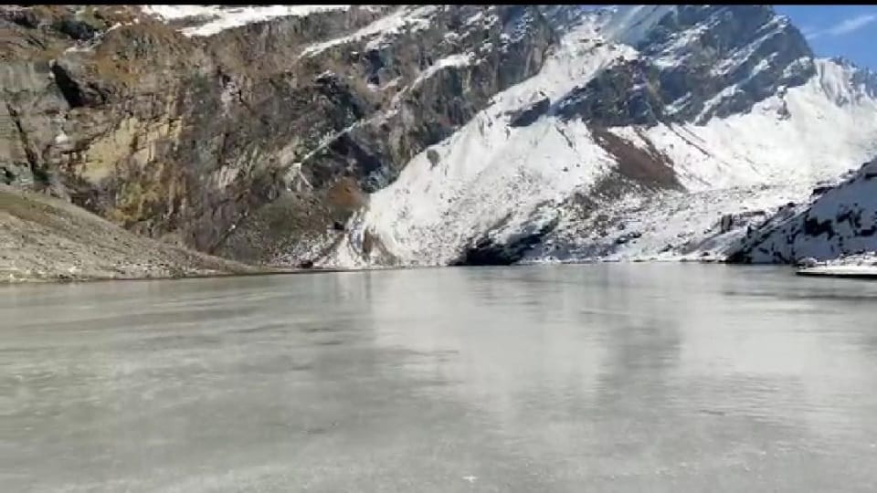 Uttarakhand Hemkund Sahib Covered with Heavy snow and sarovar become freeze see Photos