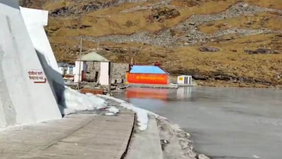 Uttarakhand Winter 2022 News: Hemkund sahib Sarovar Freeze after Bitter Cold Weather See Beautiful Photos