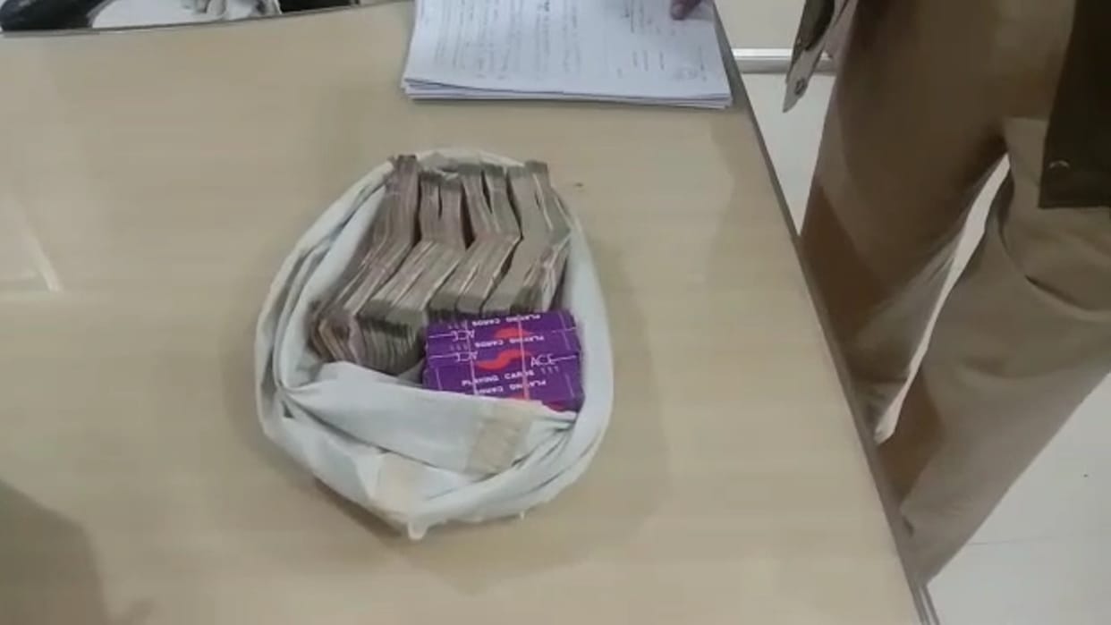 11 well-known businessmen caught gambling in Gwalior three lakh rupees recovered
