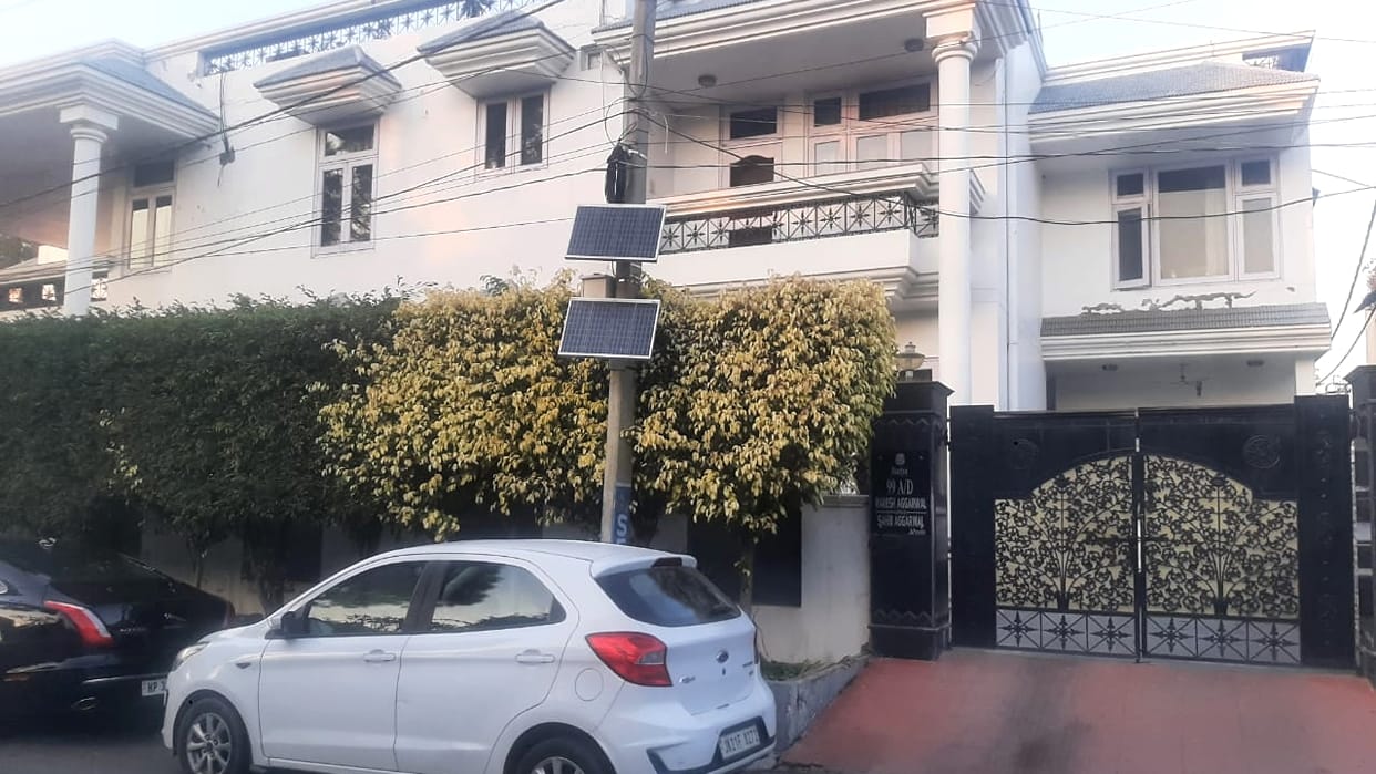 Jammu Robbers hostage family house in Gandhinagar looted cash worth lakhs