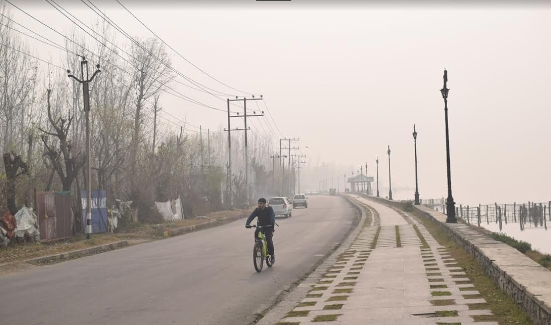 srinagar Dal lake started freezing coldest night recored in Pahalgam kashmir weather photos