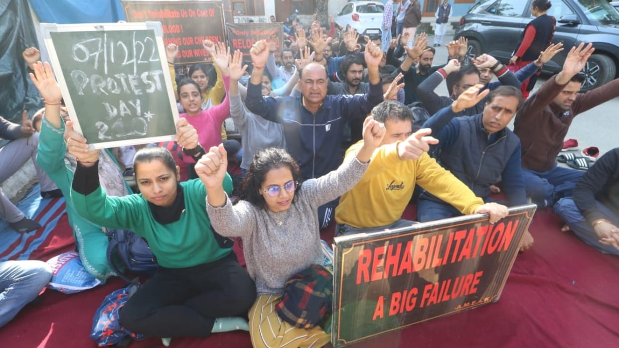 Jammu and Kashmir: Kashmiri Pandit employees angry due to threats from terrorists protest continues