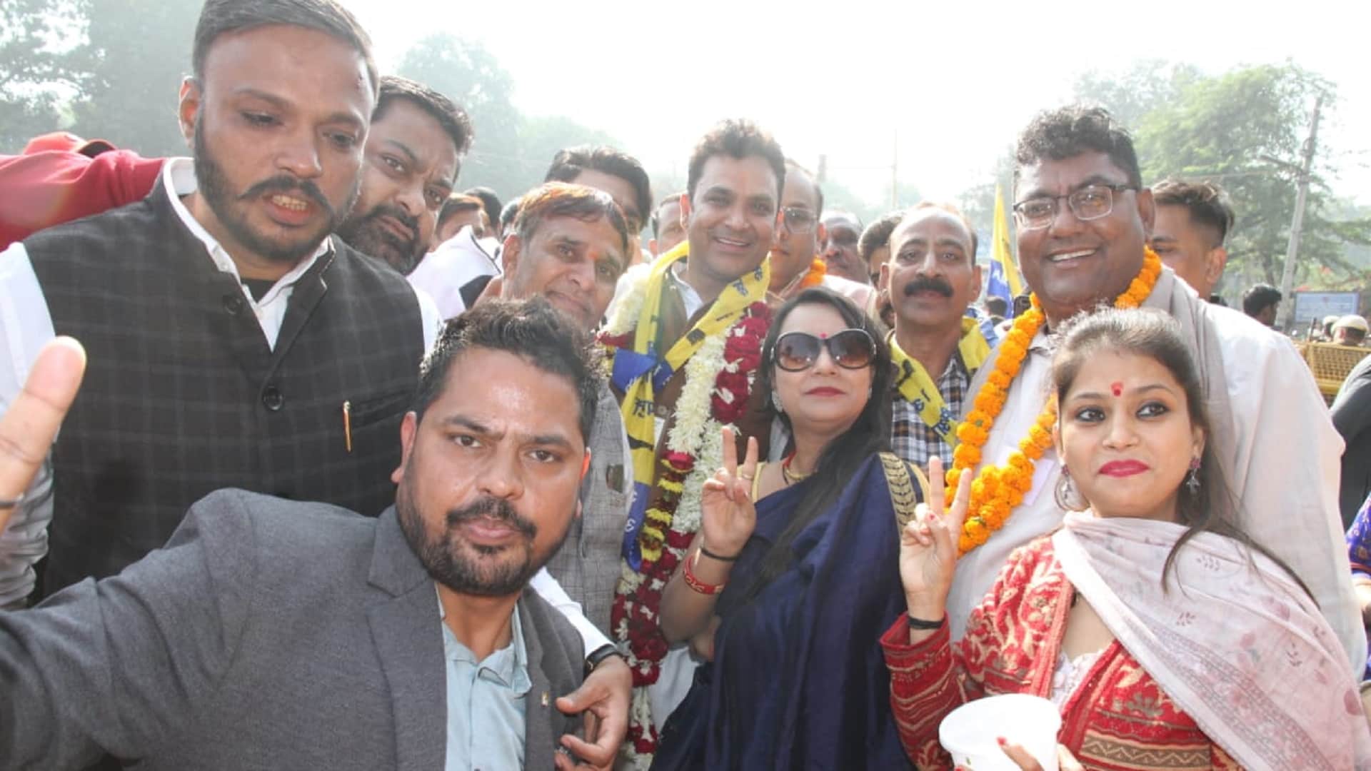 AAP's Ashu cries after winning in CR Park former BJP mayor Avtar Singh lost in MCD Election