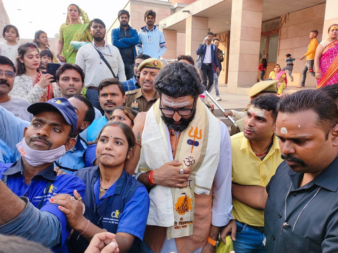 Abhishek Bachchan reached Varanasi: white kurta-pajama and shawl on shoulder, seen in this style