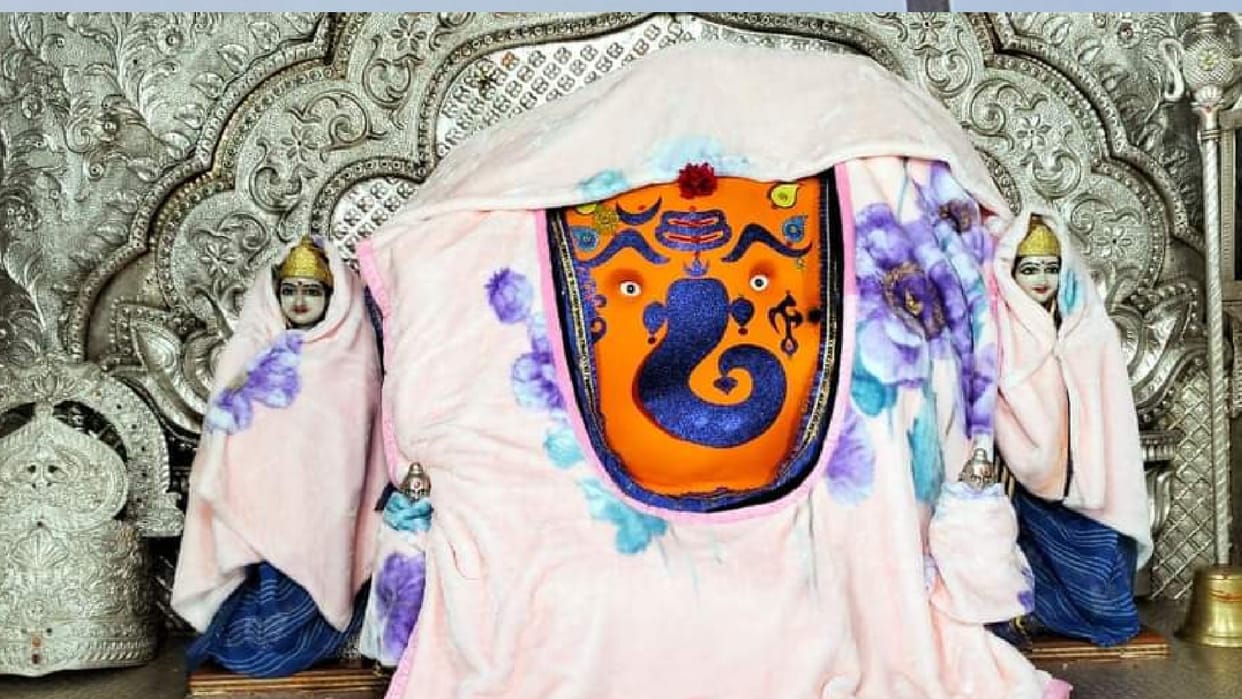 Effect of cold started appearing in Indore, Khajrana Ganesh was dressed in warm clothes