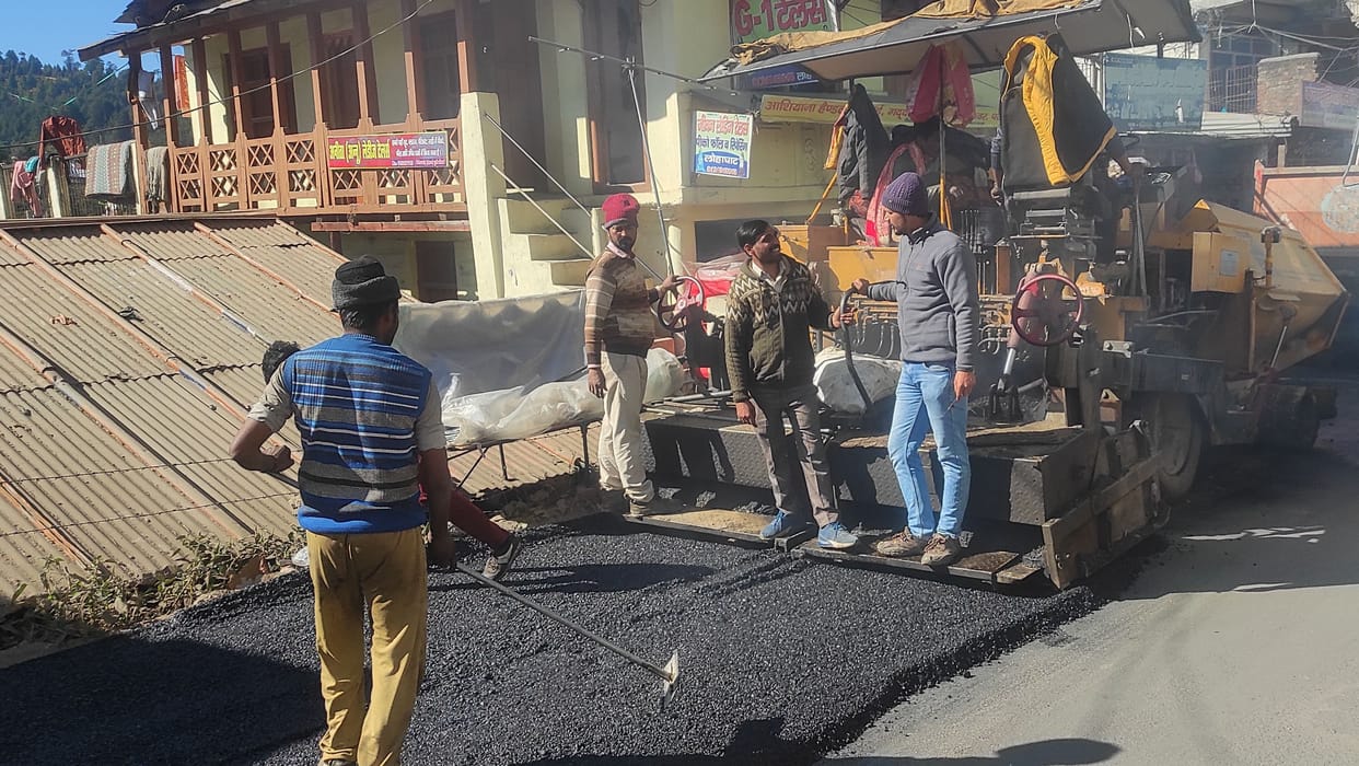 Movement of traders and public representatives brought color