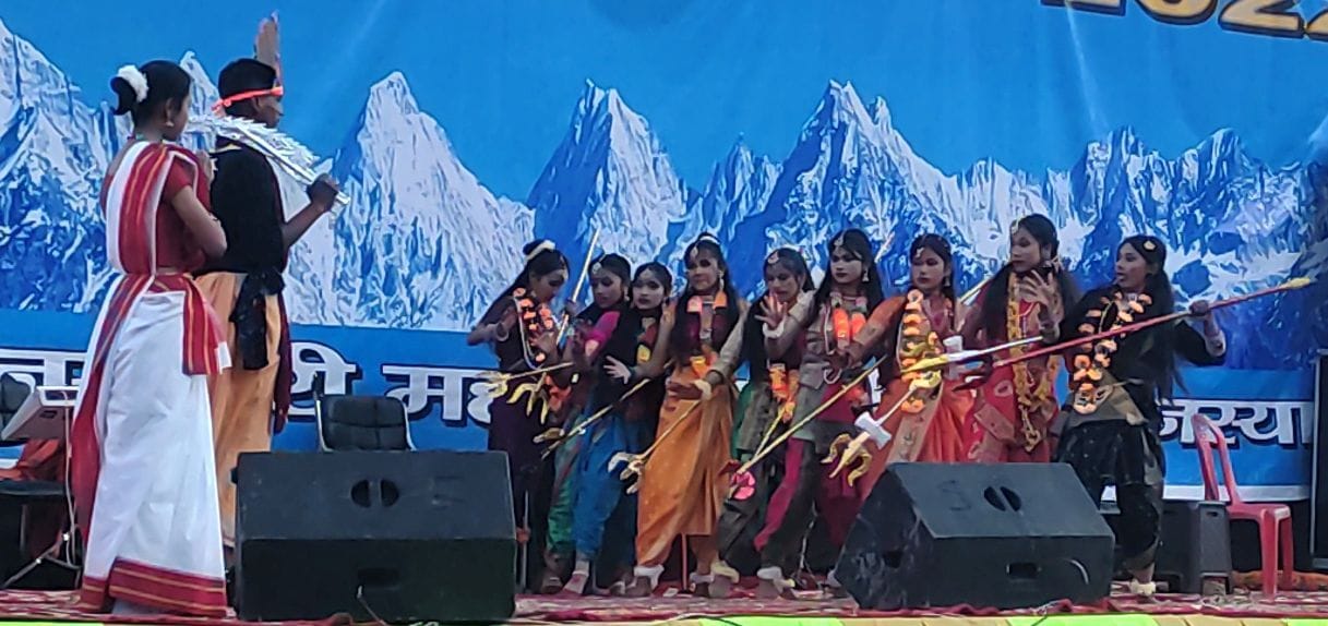Chori Lachhima started getting windy, took care of her saree...
