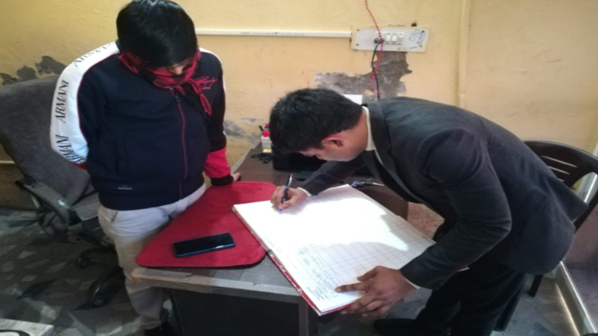 Raid in OYO hotel in Mawana of Meerut and five lover couple caught by police