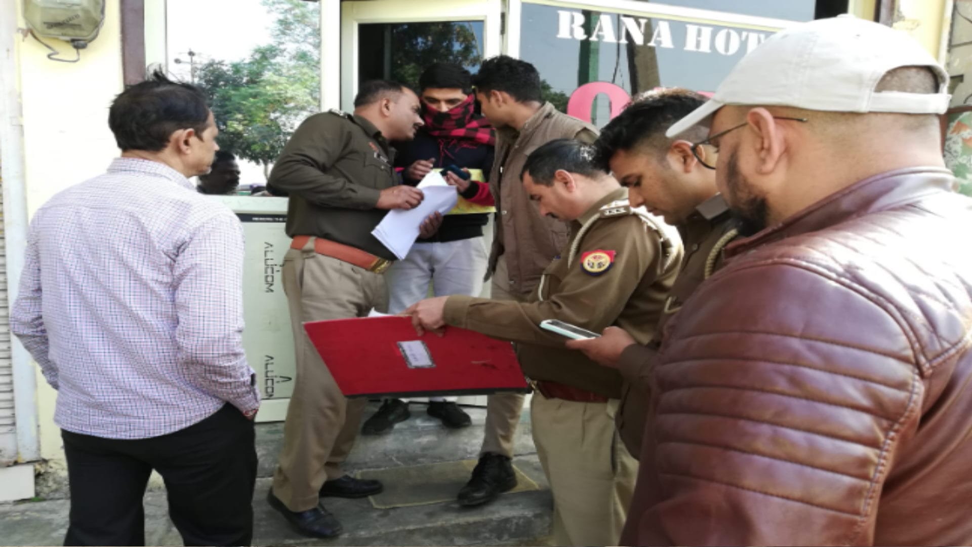 Raid in OYO hotel in Mawana of Meerut and five lover couple caught by police