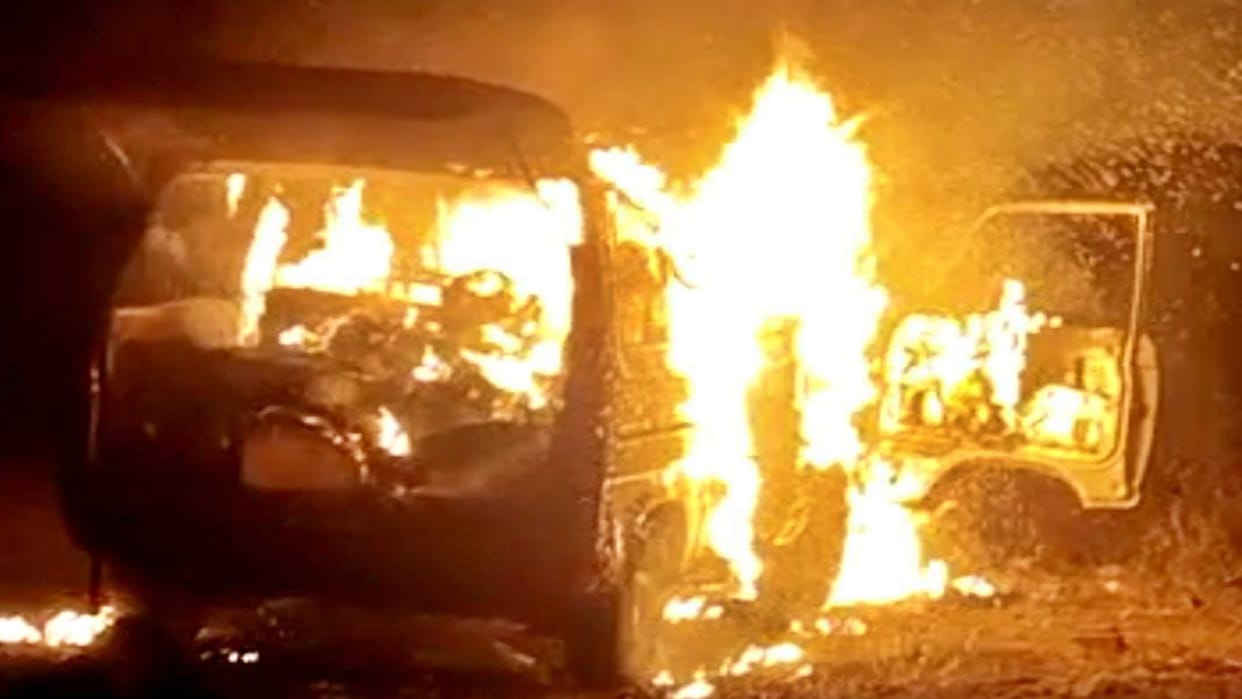 MP News The car suddenly turned into a ball of fire in Shahdol driver saved his life by jumping
