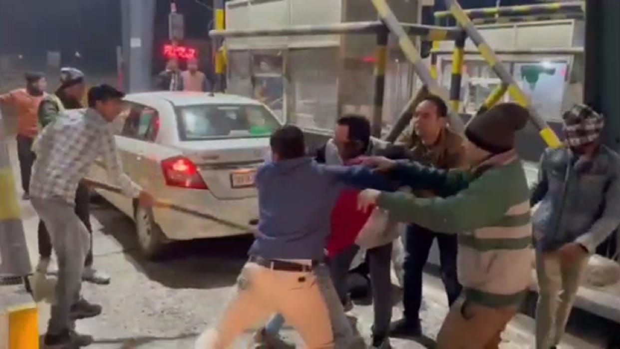 Muzaffarnagar: Fight broke out between youth and employees at toll plaza and see photos