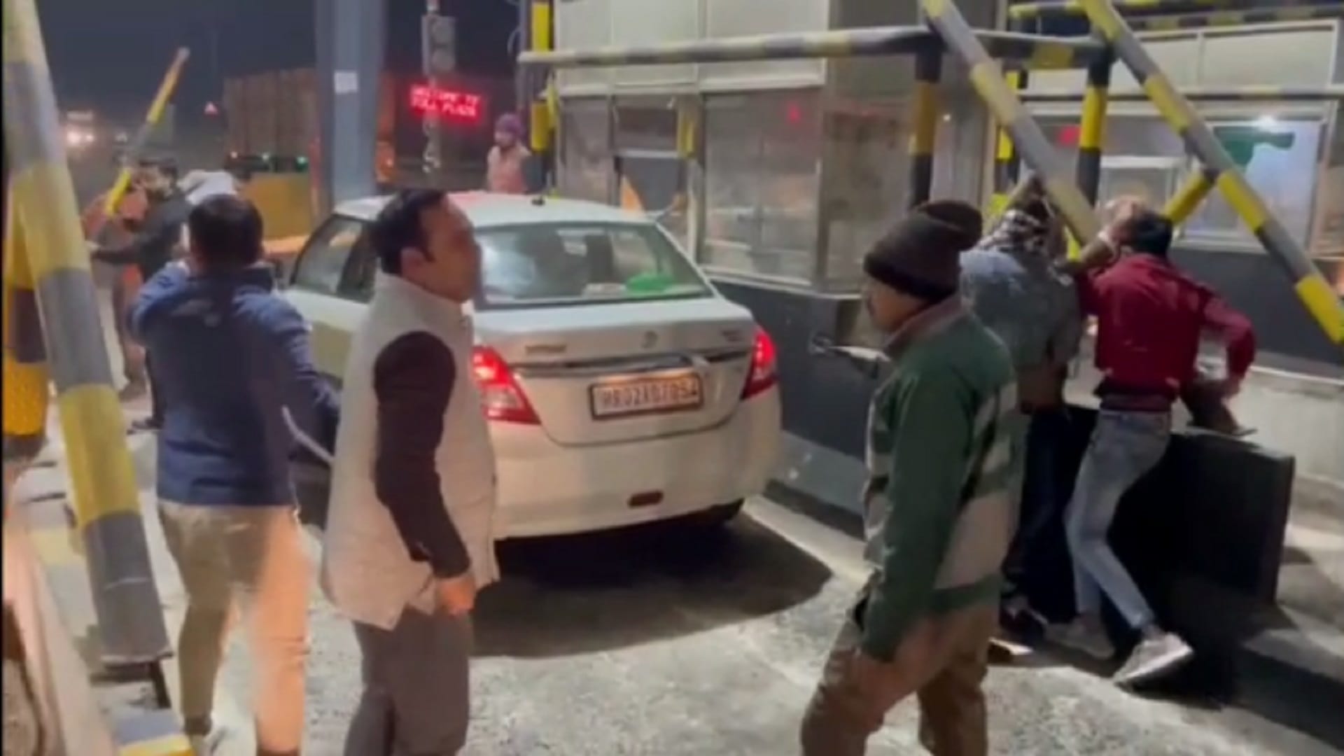Muzaffarnagar: Fight broke out between youth and employees at toll plaza and see photos