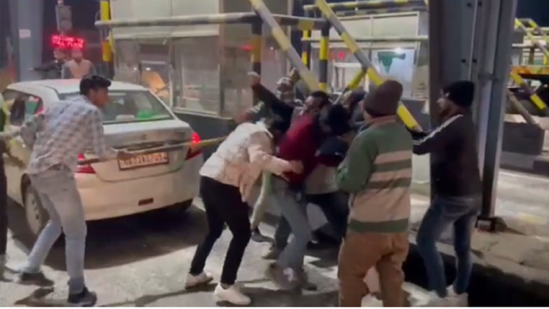 Muzaffarnagar: Fight broke out between youth and employees at toll plaza and see photos