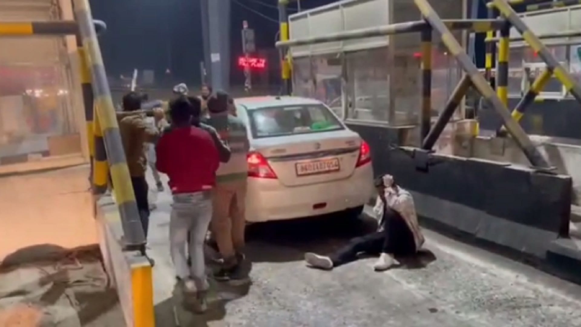 Muzaffarnagar: Fight broke out between youth and employees at toll plaza and see photos