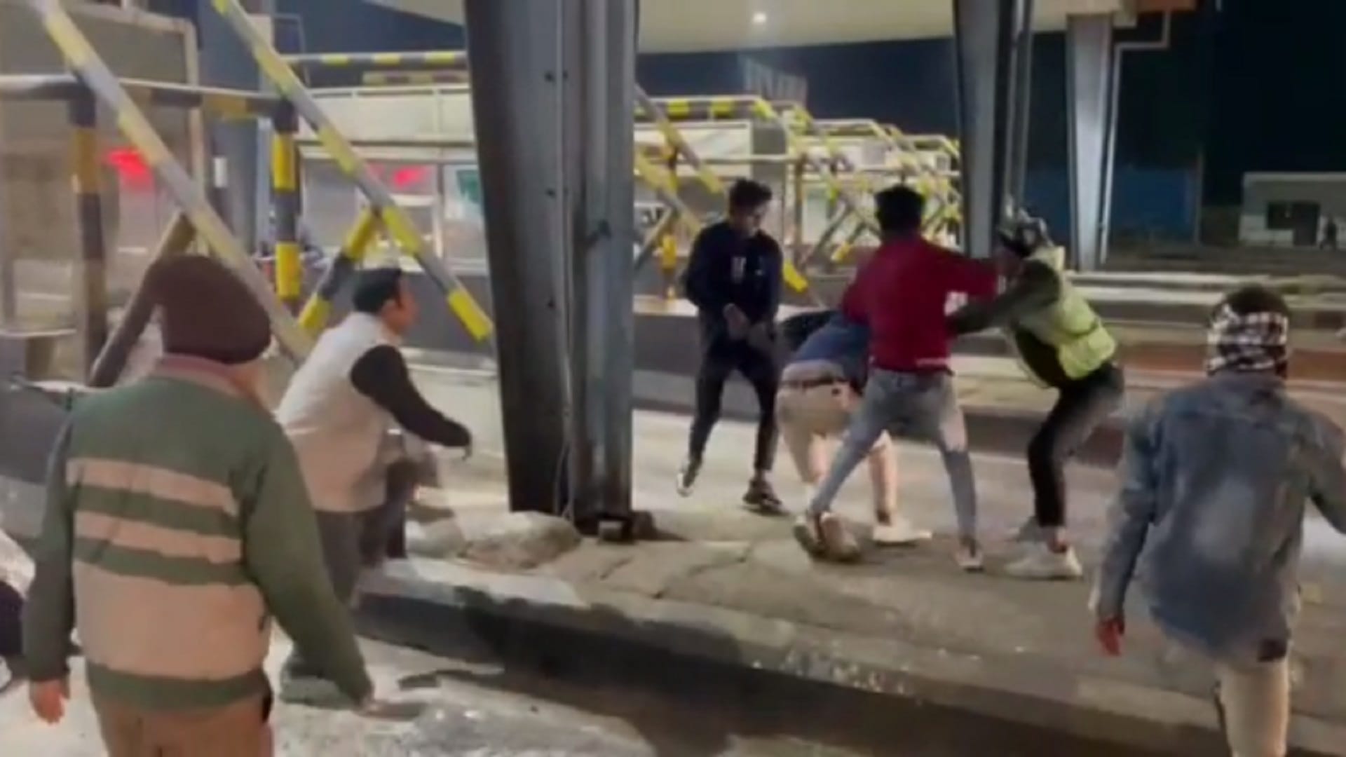 Muzaffarnagar: Fight broke out between youth and employees at toll plaza and see photos