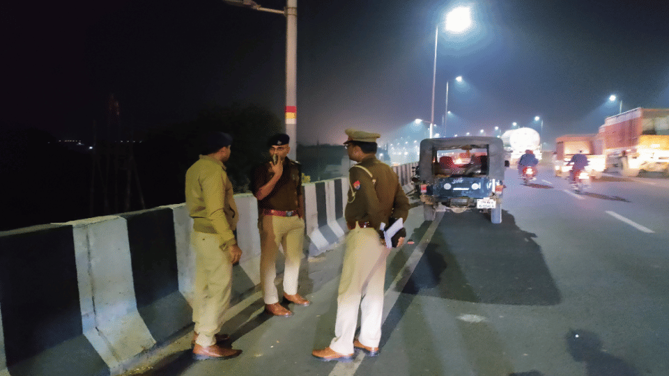 refined oil agency salesman gave false information about the robbery to police in Agra
