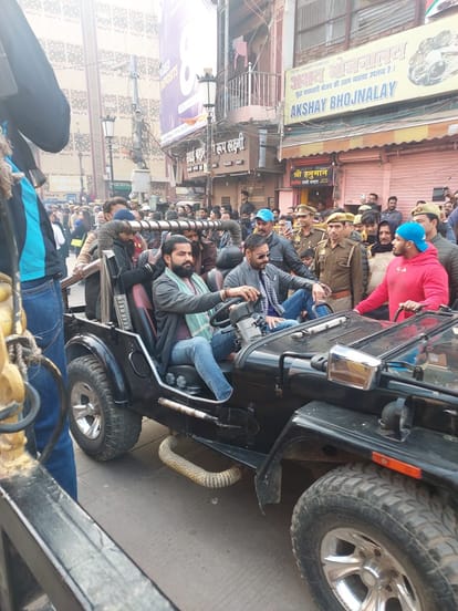 Abhishek Bachchan reached Varanasi: white kurta-pajama and shawl on shoulder, seen in this style