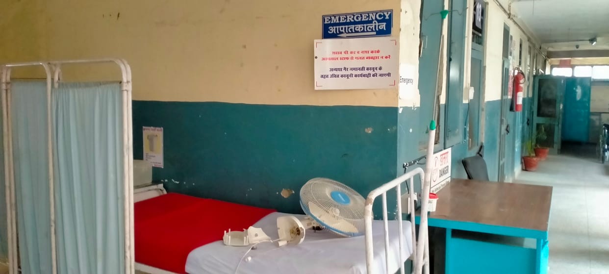 Drunken three youths created ruckus in Bhoranj Hospital, broke fans too