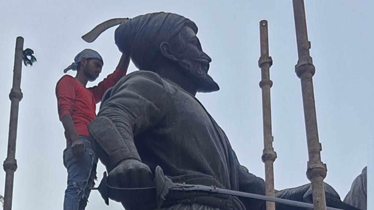 Shivaji's turban's turban disappeared in Indore, after the objection of the Maratha community, another one was