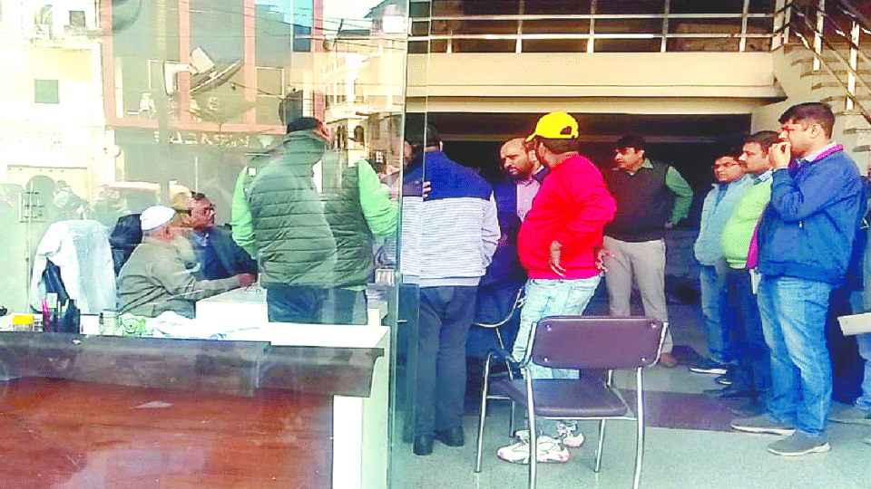 GST team raided five units and deposited Rs 15 lakh in Agra