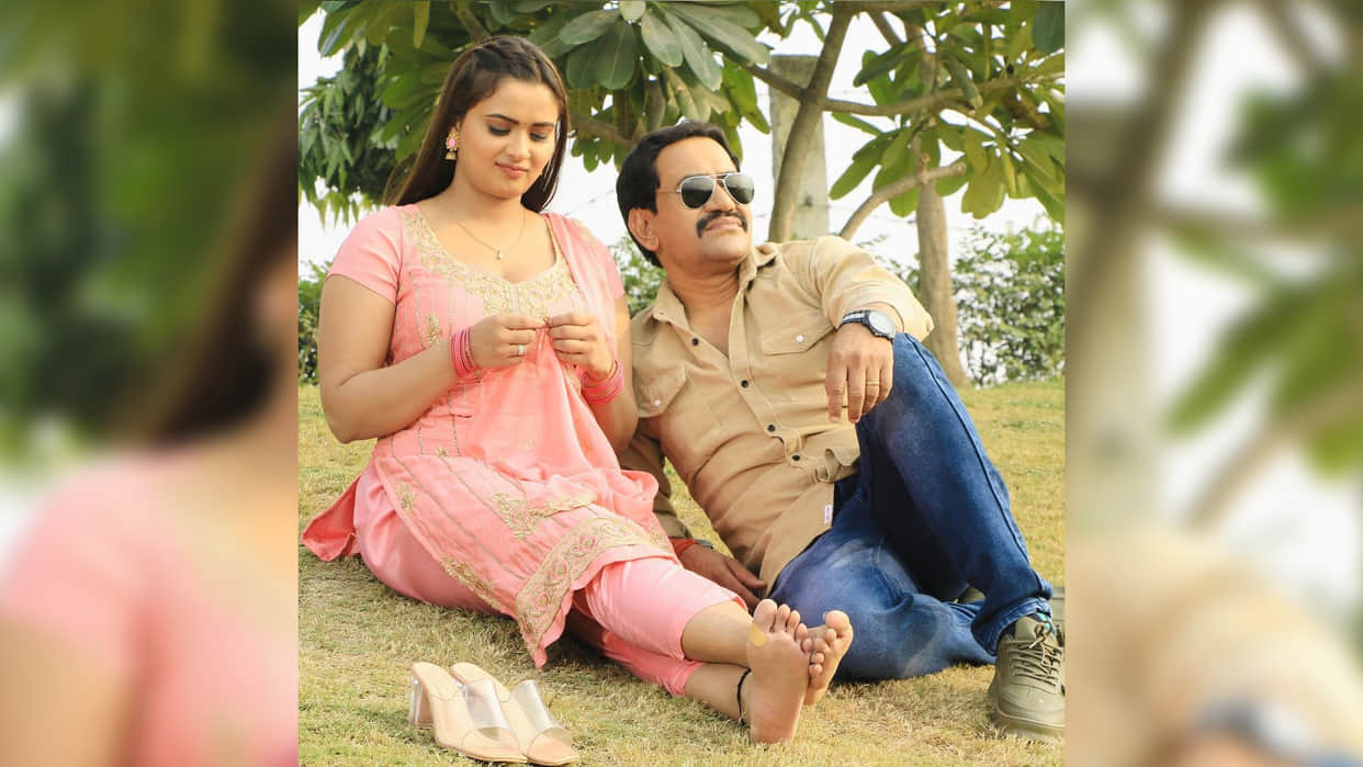 Bhojpuri neelam giri share photos with Actor Dinesh lal yadav nirahua from shooting of film rishton ka batwara