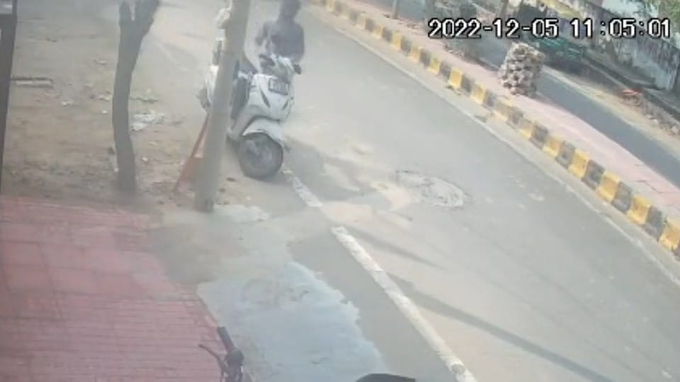 thief stole the Activa outside the house in five seconds in Agra