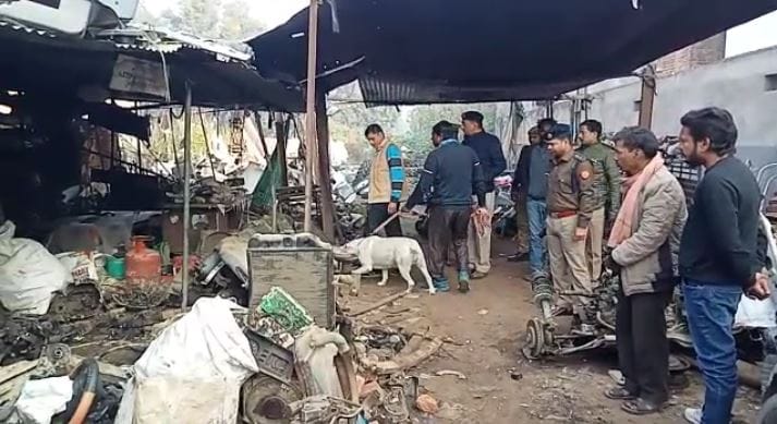 Murder in varanasi: A young man running a junk shop was hanged with a tin belt, accused of murder