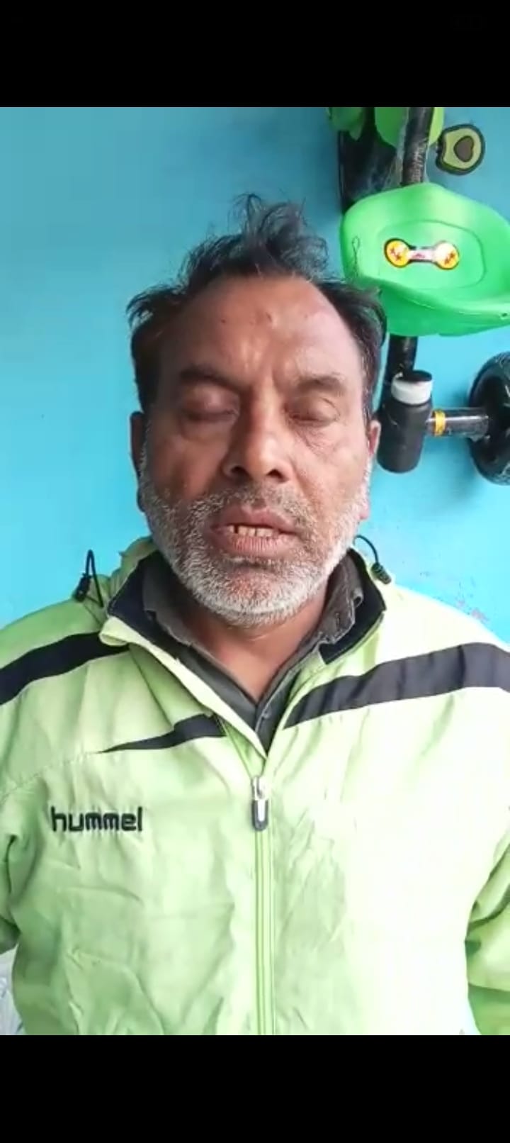 Car riders beat up the businessman, ran away showing the pistol