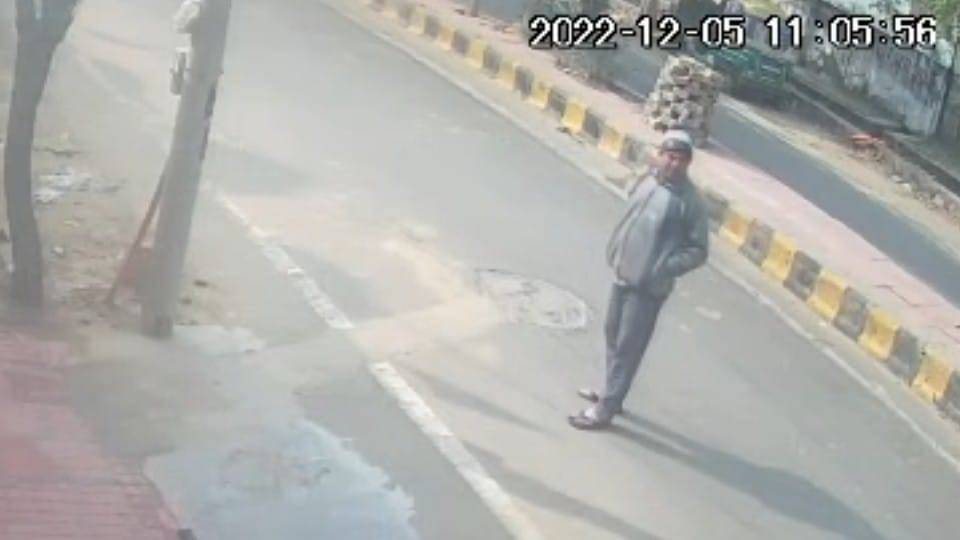 thief stole the Activa outside the house in five seconds in Agra