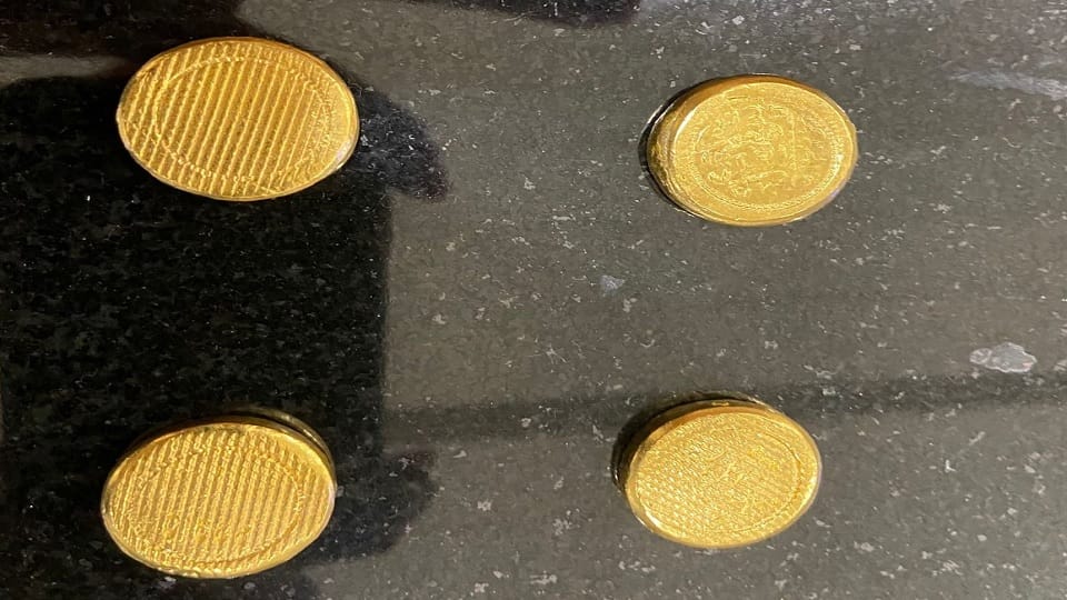 6.50 lakh rupees worth gold seized from a passenger at Kochi airport
