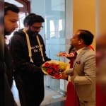 अभिषेक बच्चन का स्वागत करता होटल का स्टाफ