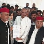 प्रमाण पत्र प्राप्त करतीं डिंपल यादव