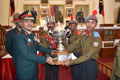 भारतीय सैन्य अकादमी में बांग्लादेश ट्रॉफी अवर्डेड टू नेपाल एफजीसी जेयूओ अश्विन सिगदेल को देकर स