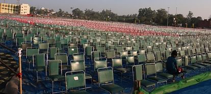 जजपा रैली स्थल पर रखी गई कुर्सियां। संवाद