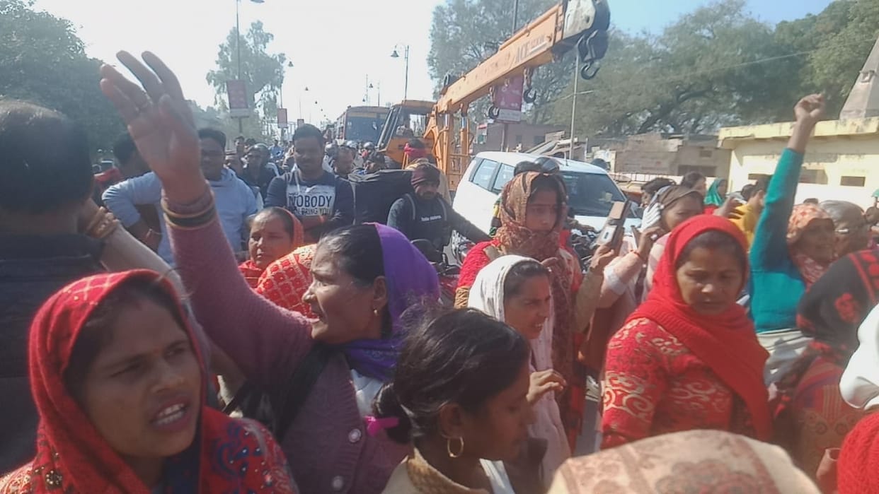 Chappals pelted the driver of ACMO Asha workers thrashed in Hathras