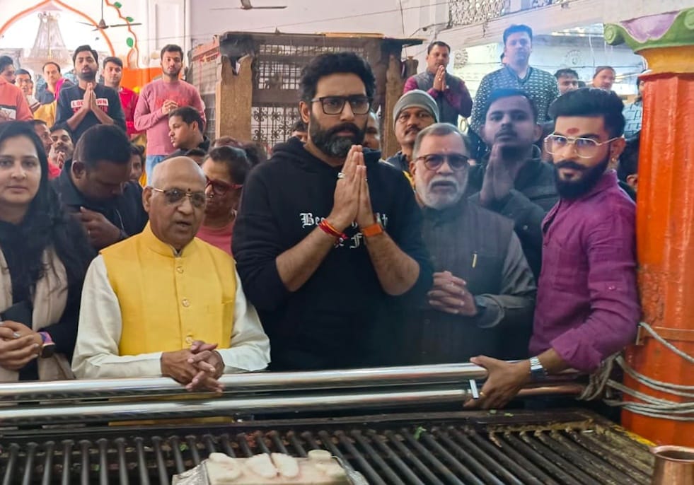 Actor Abhishek Bachchan reached Sankatmochan Darbar, worshiped for 15 minutes fans looked desperate for selfie