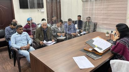 अपने कार्यालय में अधिकारियों के साथ समीक्षा बैठक करतीं निगम आयुक्त मोनिका गुप्ता। संवाद