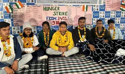 बॉन्ड पॉलसी के विरोध में रोहतक पीजीआई के निदेशक कार्यालय के बाहर भूख हड़ताल पर बैठे एमबीबीएस विद?
