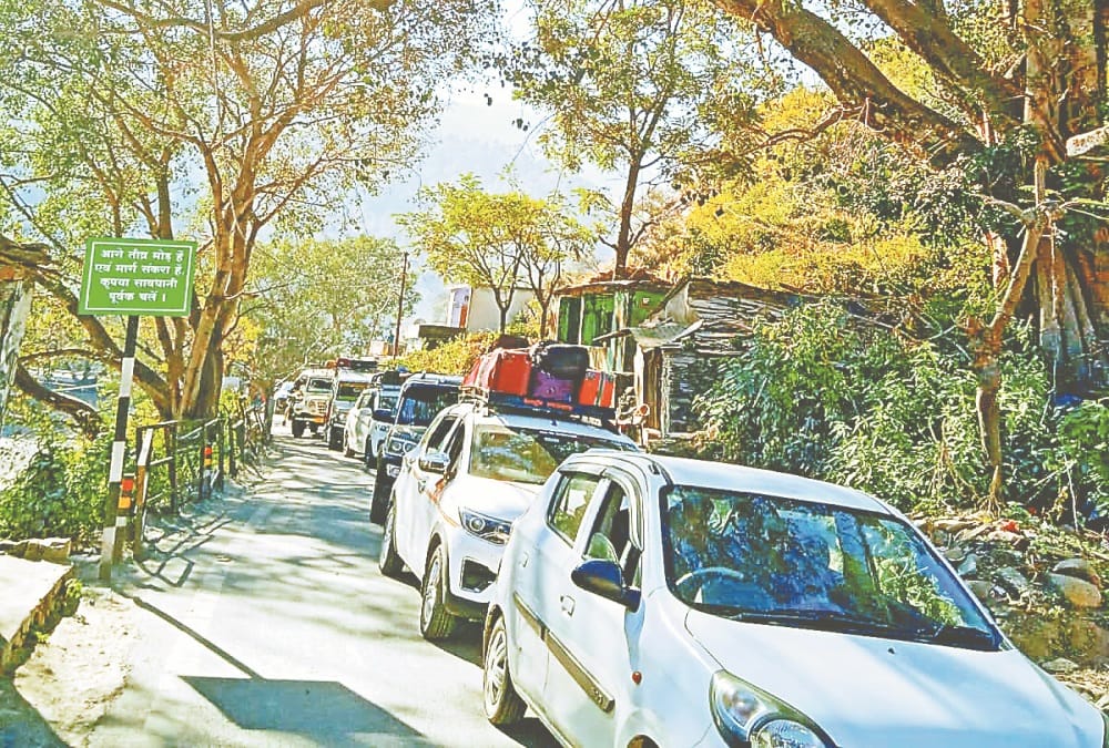 Christmas 2023 Mussoorie Auli and Lansdowne Packed With Tourists Before New Year Traffic jam  photos