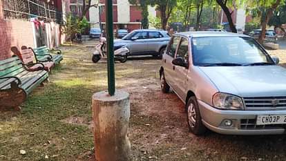 सेक्टर 35 में ग्रीन बेल्ट में पार्क की गई गाड़ियां।