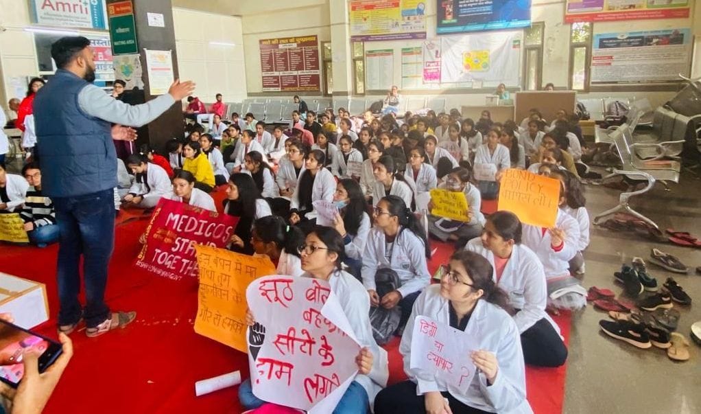 Girl students protest continues, raised demand for withdrawal of bond policy