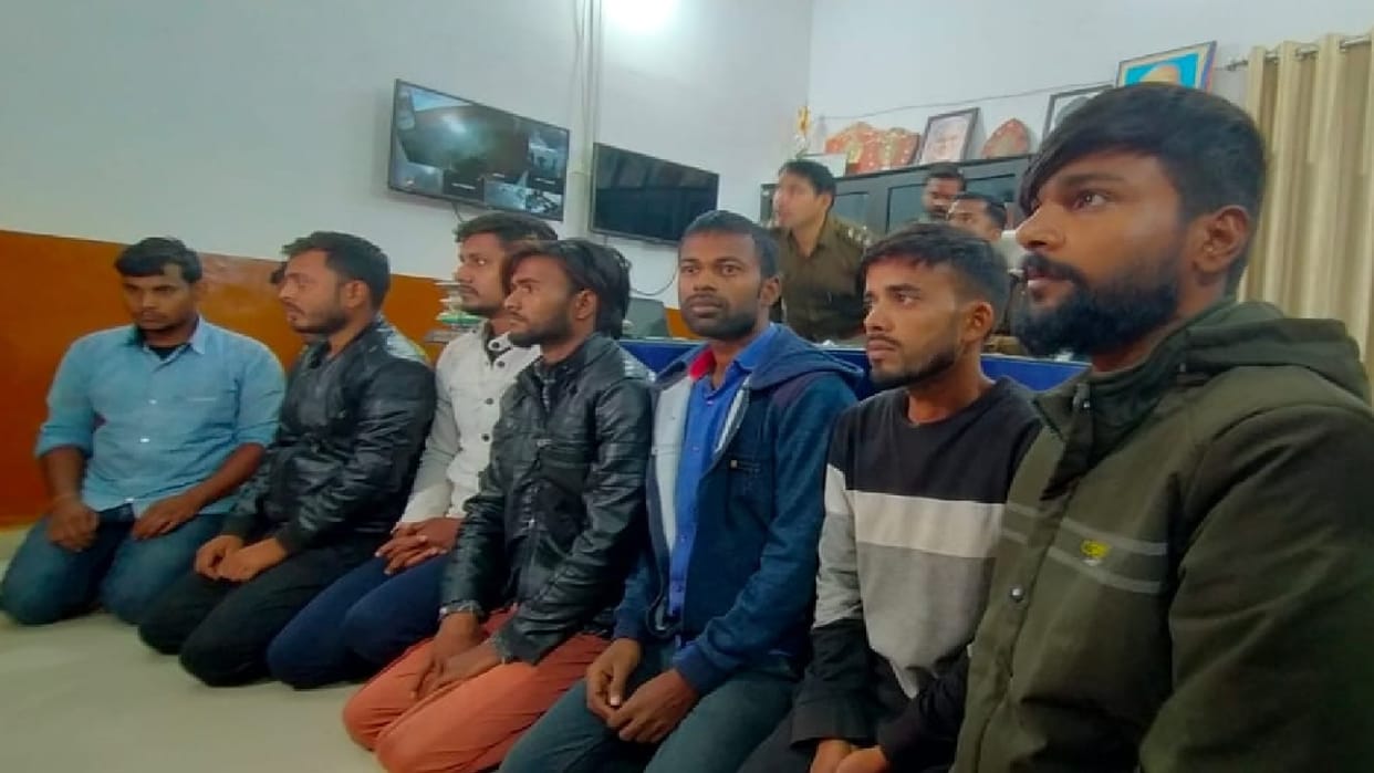 five lakh cheated on pretext of winning rs 25 lakh in lucky draw