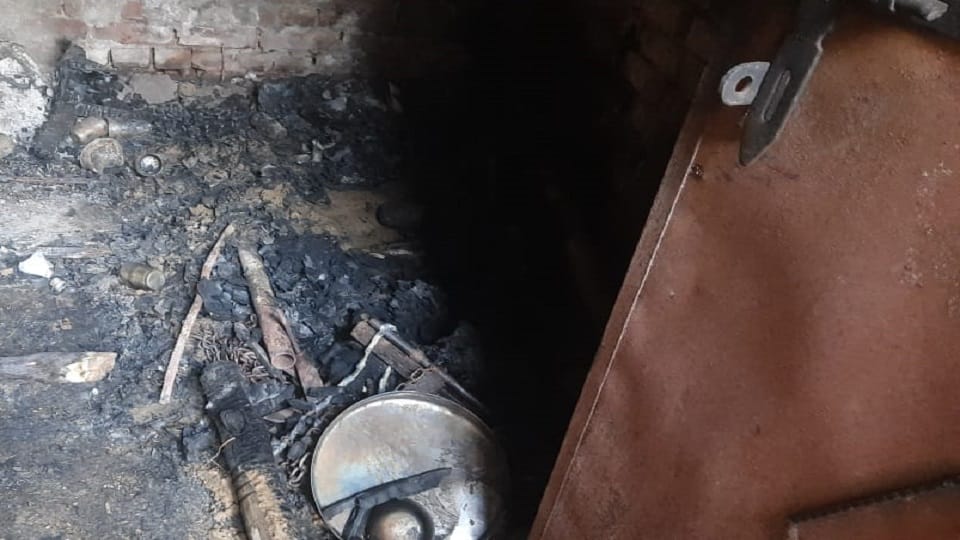 Fire broke out in dairy eight cattle and dairy operator died Ghaziabad