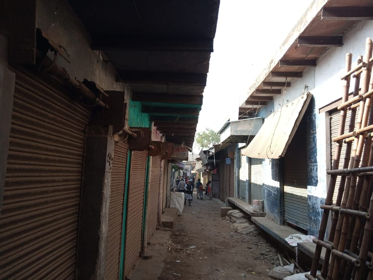 Hathras: The shutters of the shops fell on the information of the arrival of the GST team