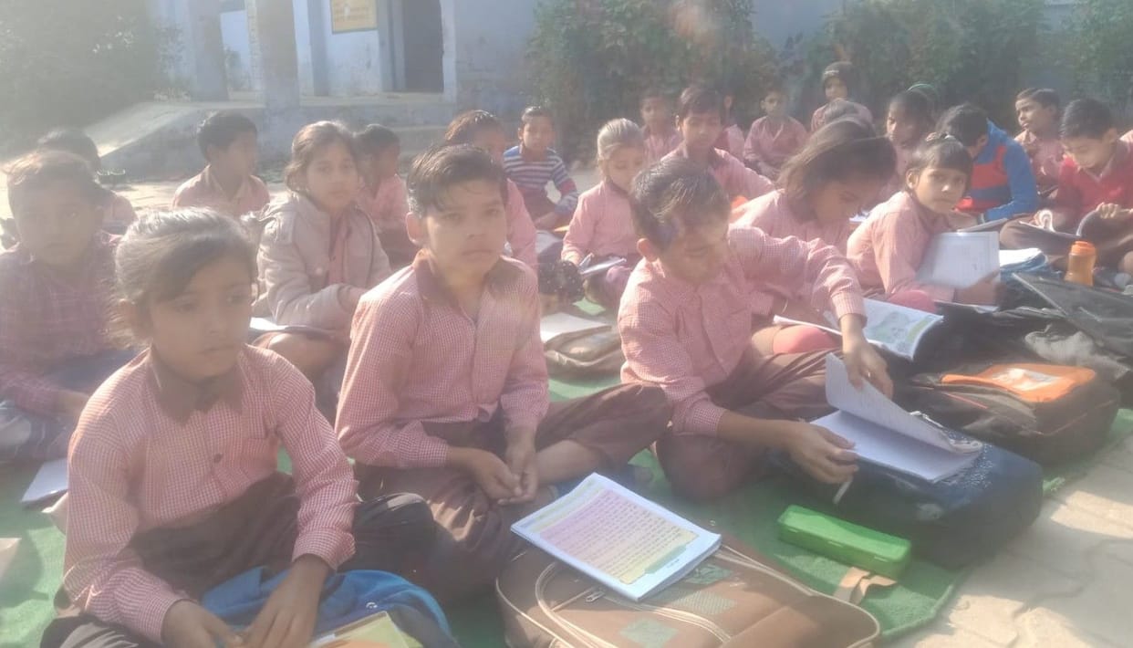 Hathras: Winter is troubling the children of council schools, reaching the school chilling