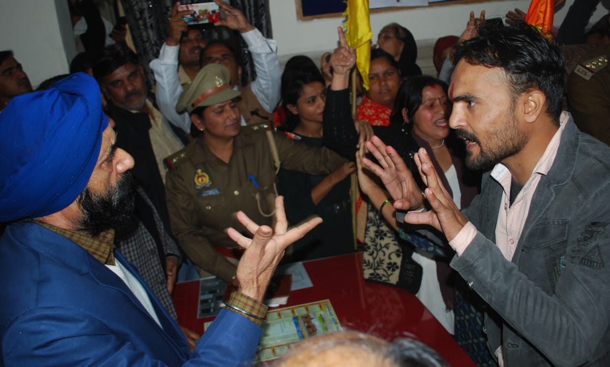 Hathras: Patients and attendants upset due to uproar by Asha workers